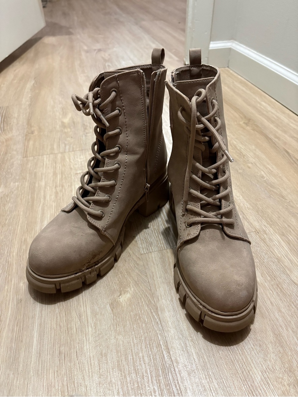 Fall boots - Picture 2 of 4